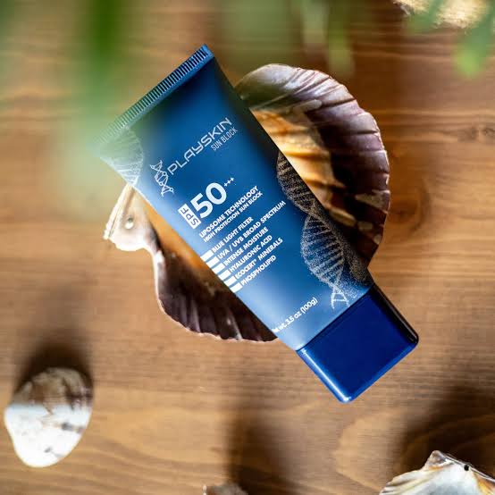 Playskin Sun Block SPF50+ 100 ml Playskin Sun Block SPF50+, UVA ve UVB ışınlarına karşı yüksek koruma sağlar. Hafif yapısı, nemlendirici etkisi ve leke karşıtı içeriği ile tüm cilt tiplerine uygundur. Günlük kullanım için idealdir.