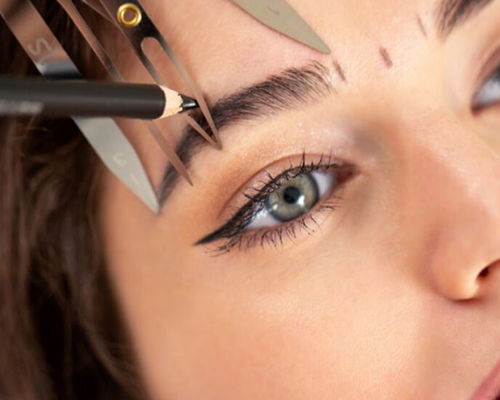 Çanakkale Kleopatra Güzellik Salonu'nda uzmanlar tarafından yapılan altın oran kaş tasarımı uygulaması