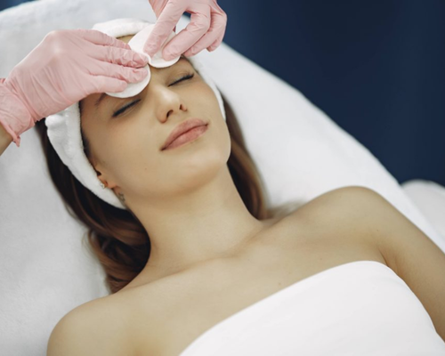 Çanakkale Kleopatra Güzellik Salonu'nda uzmanlar tarafından yapılan Azelaic Skin Peel uygulaması