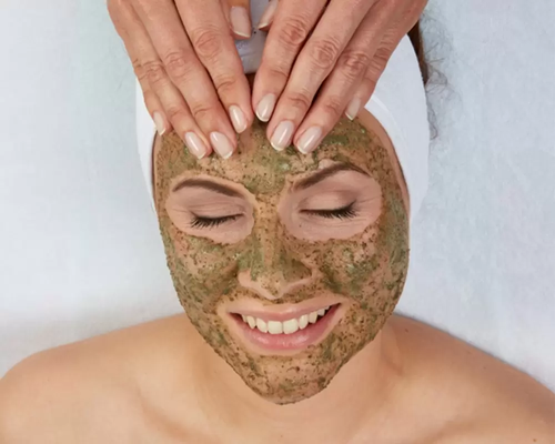 Çanakkale Kleopatra Güzellik Salonu'nda uzmanlar tarafından yapılan Green Peel uygulaması