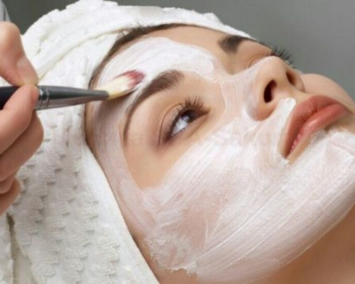 Çanakkale Kleopatra Güzellik Salonu'nda uzmanlar tarafından yapılan kolajen bakımı uygulaması