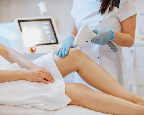 Çanakkale Kleopatra Güzellik Salonu'nda uzmanlar tarafından yapılan lazer epilasyon uygulaması