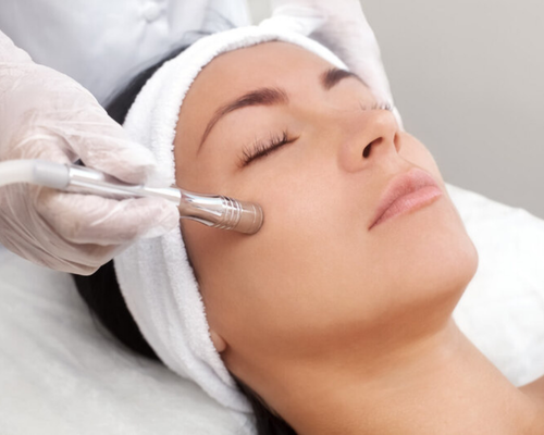 Çanakkale Kleopatra Güzellik Salonu'nda uzmanlar tarafından yapılan ozon bakımı uygulaması