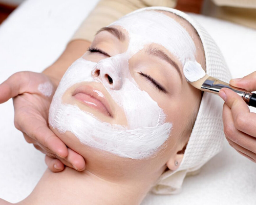 Çanakkale Kleopatra Güzellik Salonu'nda uzmanlar tarafından yapılan profesyonel cilt bakımı uygulaması