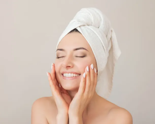 Çanakkale Kleopatra Güzellik Salonu'nda uzmanlar tarafından yapılan Revcell bakımı uygulaması