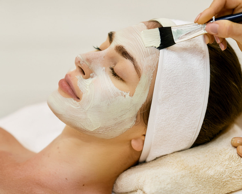 Çanakkale Kleopatra Güzellik Salonu'nda uzmanlar tarafından yapılan şeker bakımı uygulaması