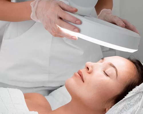 Çanakkale Kleopatra Güzellik Salonu'nda uzmanlar tarafından yapılan Snowcell Hollywood bakımı uygulaması