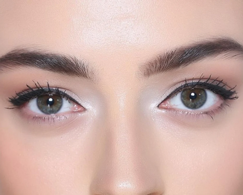 Çanakkale Kleopatra Güzellik Salonu'nda uzmanlar tarafından yapılan Eyeliner uygulaması