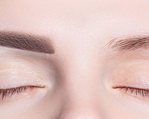 Çanakkale Kleopatra Güzellik Salonu'nda uzmanlar tarafından yapılan kaş silme uygulaması