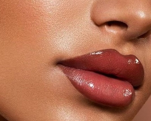 Çanakkale Kleopatra Güzellik Salonu'nda uzmanlar tarafından yapılan dudak bakımı ve renklendirme uygulamas